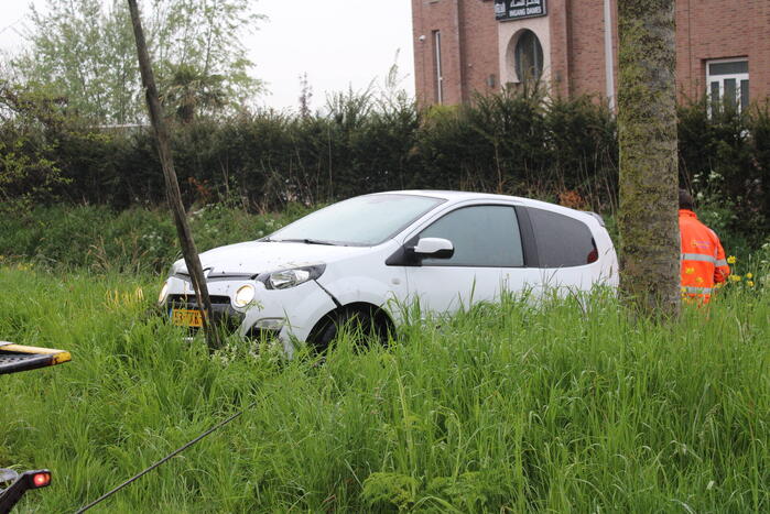 Automobilist raakt van de weg en belandt in sloot