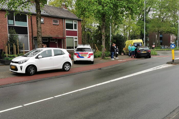Botsing tussen scooter en auto op rotonde