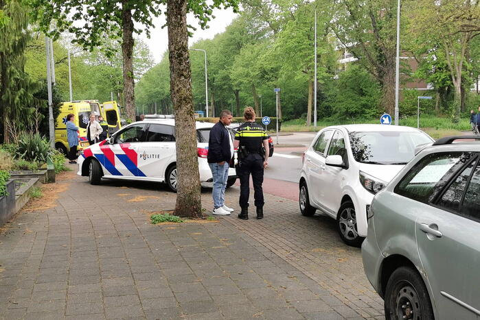 Botsing tussen scooter en auto op rotonde