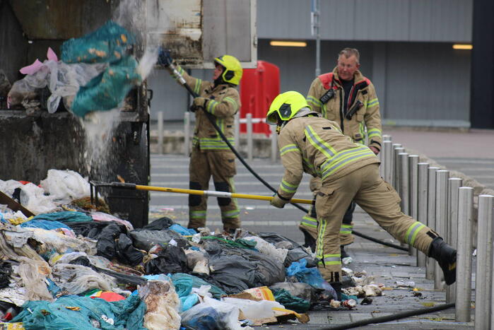 Vuilniswagen dumpt brandende inhoud op parkeerplaats Ahoy