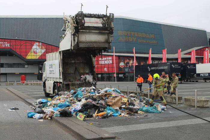 Vuilniswagen dumpt brandende inhoud op parkeerplaats Ahoy
