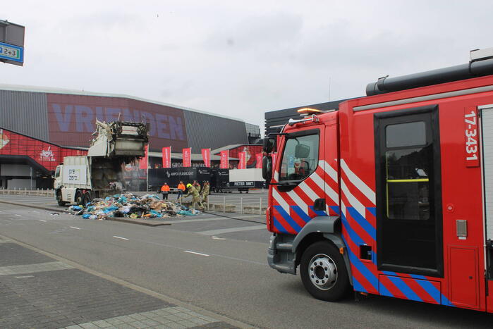 Vuilniswagen dumpt brandende inhoud op parkeerplaats Ahoy