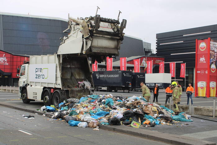 Vuilniswagen dumpt brandende inhoud op parkeerplaats Ahoy