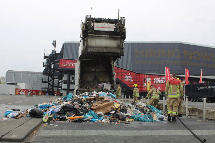 Vuilniswagen dumpt brandende inhoud op parkeerplaats Ahoy