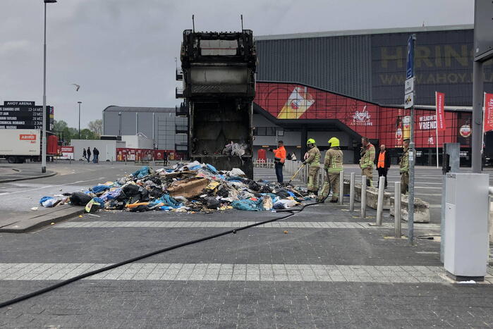 Vuilniswagen dumpt brandende inhoud op parkeerplaats Ahoy