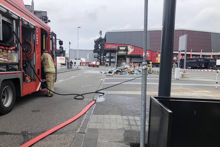 Vuilniswagen dumpt brandende inhoud op parkeerplaats Ahoy