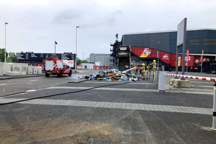 Vuilniswagen dumpt brandende inhoud op parkeerplaats Ahoy