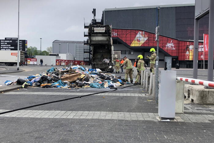 Vuilniswagen dumpt brandende inhoud op parkeerplaats Ahoy