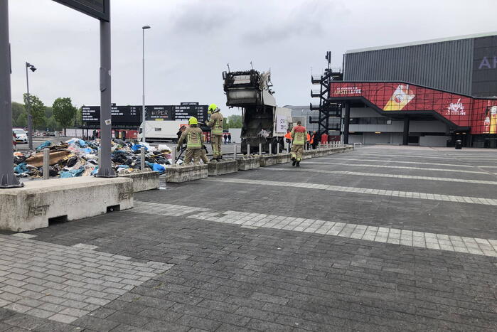 Vuilniswagen dumpt brandende inhoud op parkeerplaats Ahoy