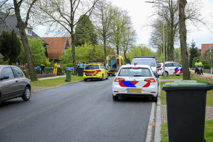Man rijdt achteruit zijn vrouw aan op oprit