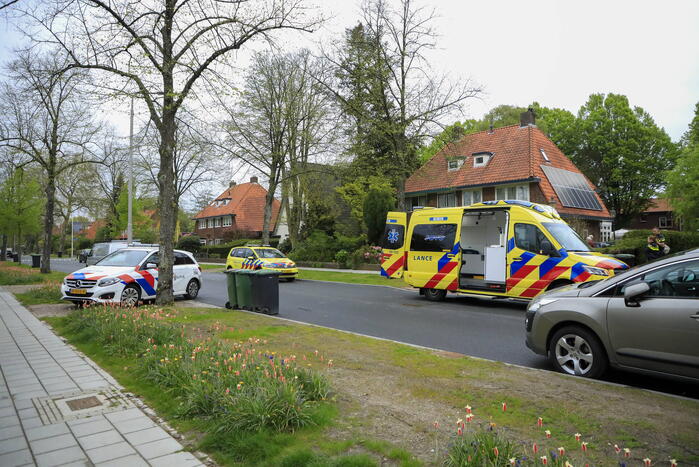 Man rijdt achteruit zijn vrouw aan op oprit