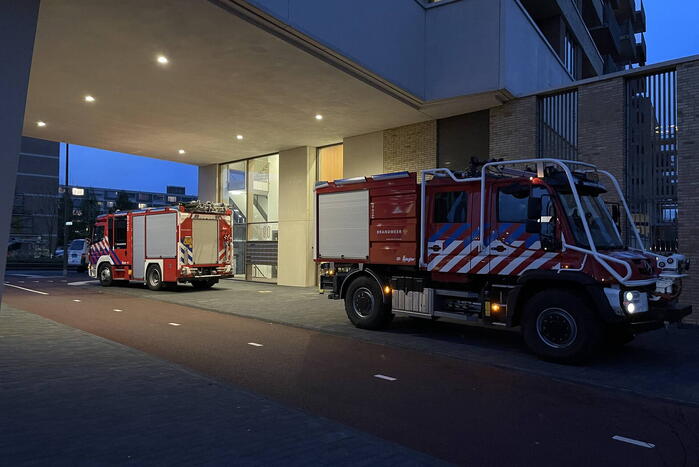 Brandweer doet onderzoek naar brandlucht in flat