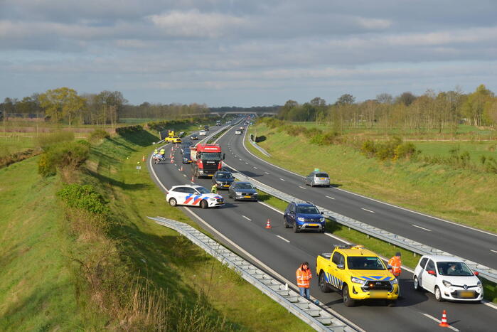 Auto schiet over geluidswal en belandt in sloot