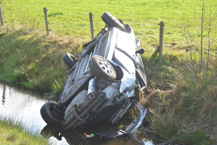 Auto schiet over geluidswal en belandt in sloot
