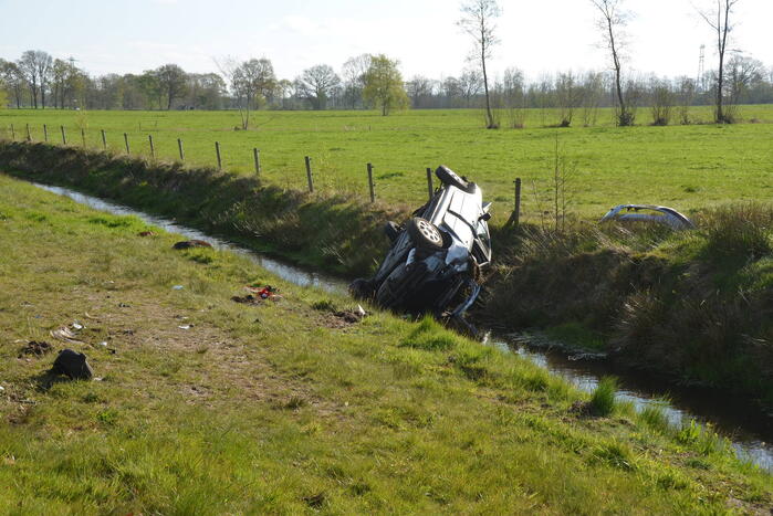 Auto schiet over geluidswal en belandt in sloot