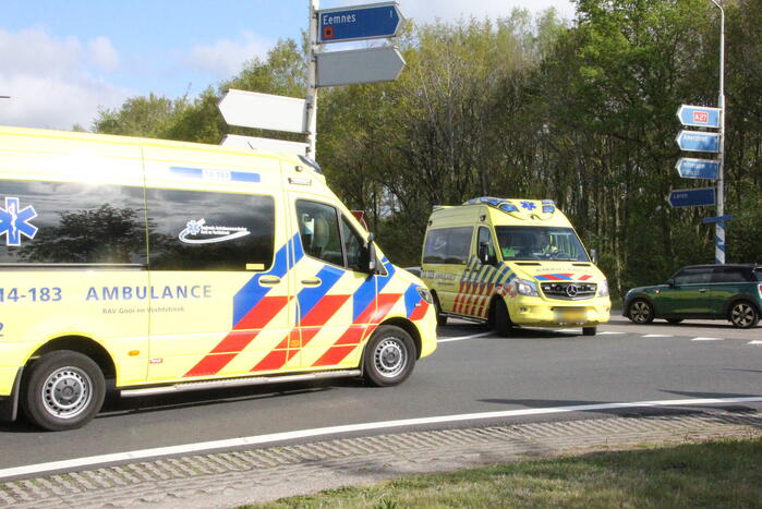 Auto's botsen op afrit van snelweg
