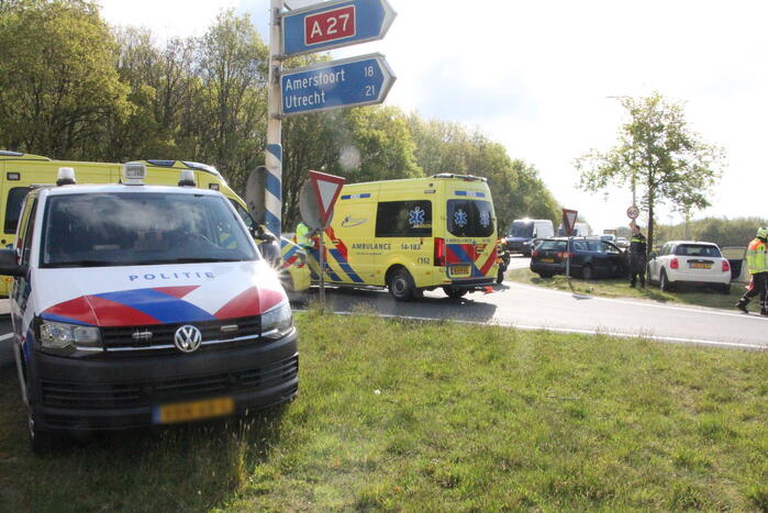 Auto's botsen op afrit van snelweg