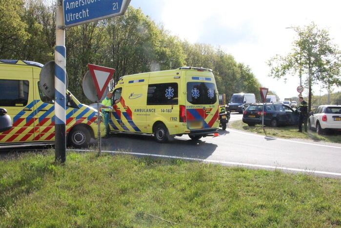 Auto's botsen op afrit van snelweg