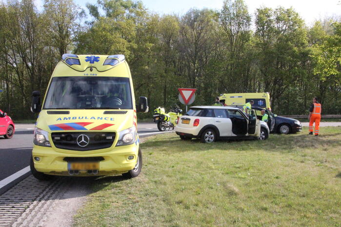 Auto's botsen op afrit van snelweg