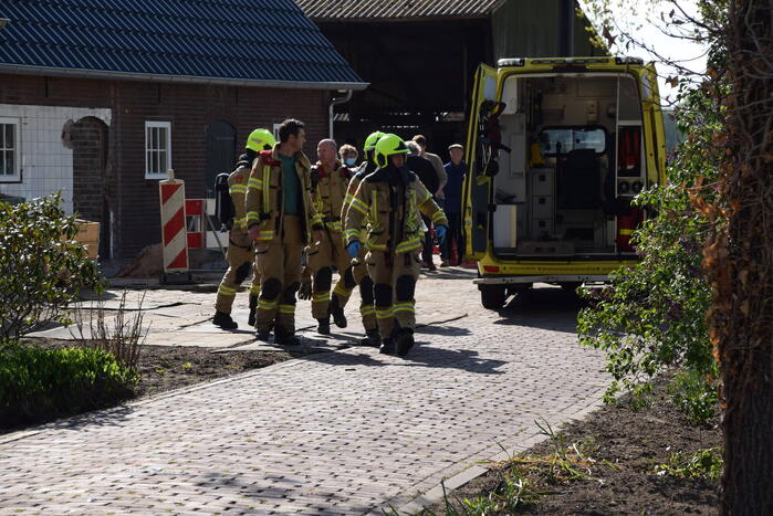 Persoon bekneld onder betonplaat