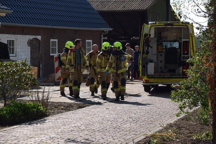 Persoon bekneld onder betonplaat