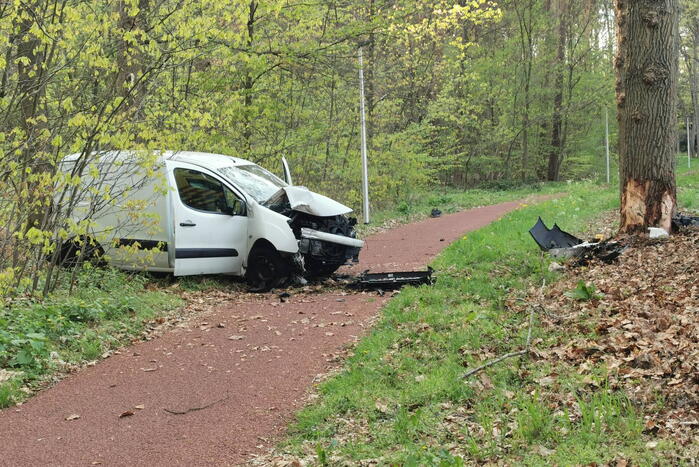 Bestelwagen botst op boom