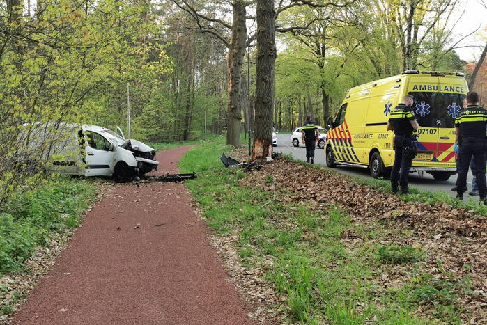 Bestelwagen botst op boom