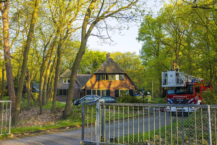 Brand in schoorsteen van woning