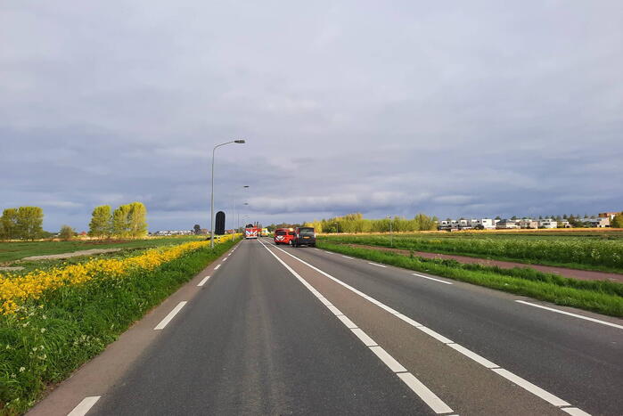Auto raakt van de weg en vliegt over sloot
