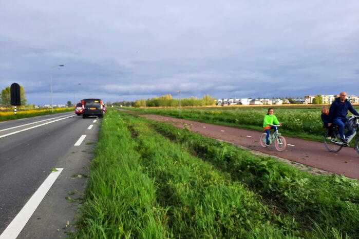 Auto raakt van de weg en vliegt over sloot