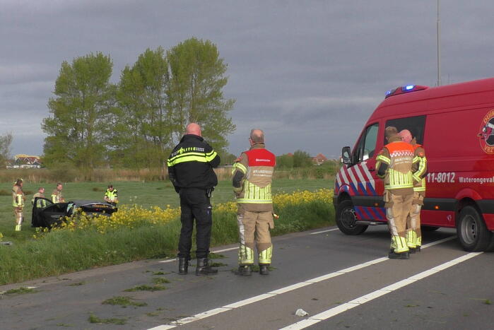 Auto raakt van de weg en vliegt over sloot