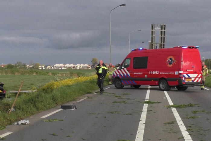 Auto raakt van de weg en vliegt over sloot