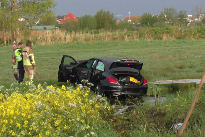 Auto raakt van de weg en vliegt over sloot