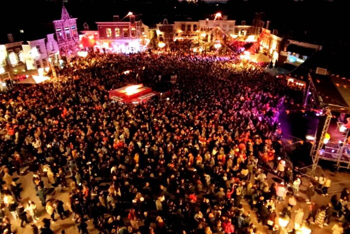 Ouderwets gezellige drukte tijdens Koningsnacht