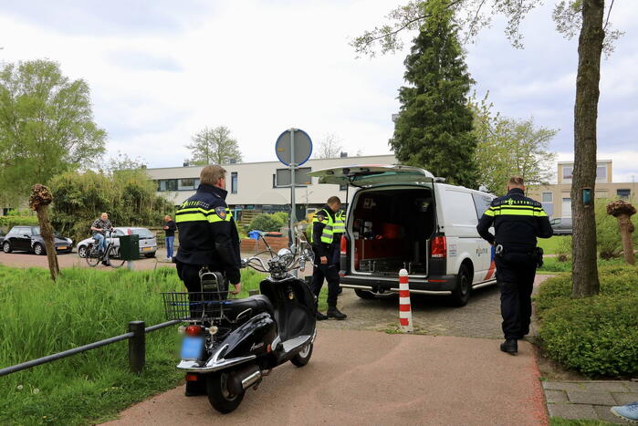 Scooterrijdster ernstig gewond na val