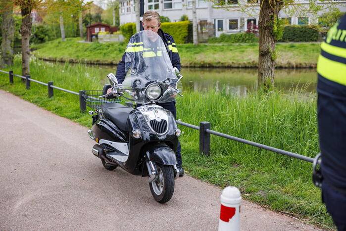 Scooterrijdster ernstig gewond na val