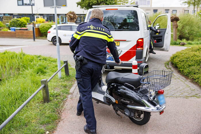 Scooterrijdster ernstig gewond na val