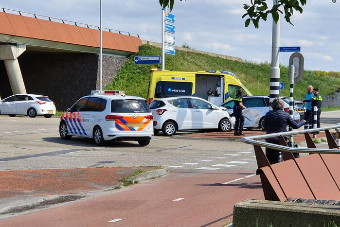 Personenauto's botsen op kruising