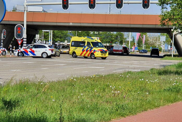 Personenauto's botsen op kruising
