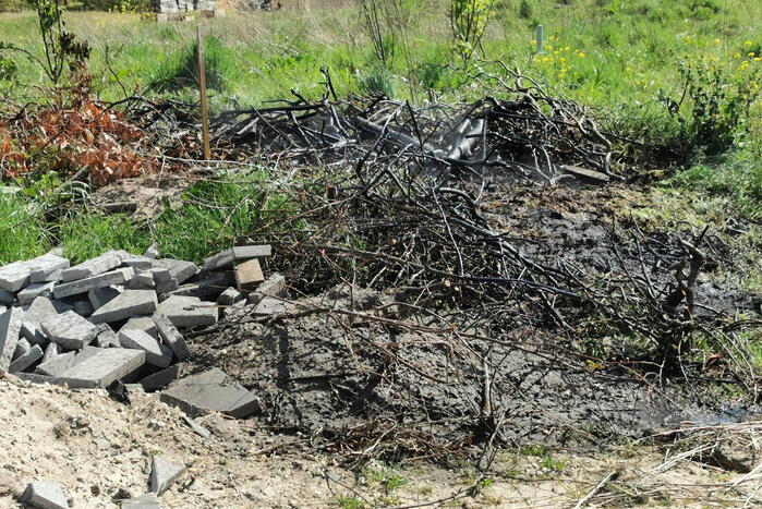 Brandweer blust afvalbrand op buitenplaats