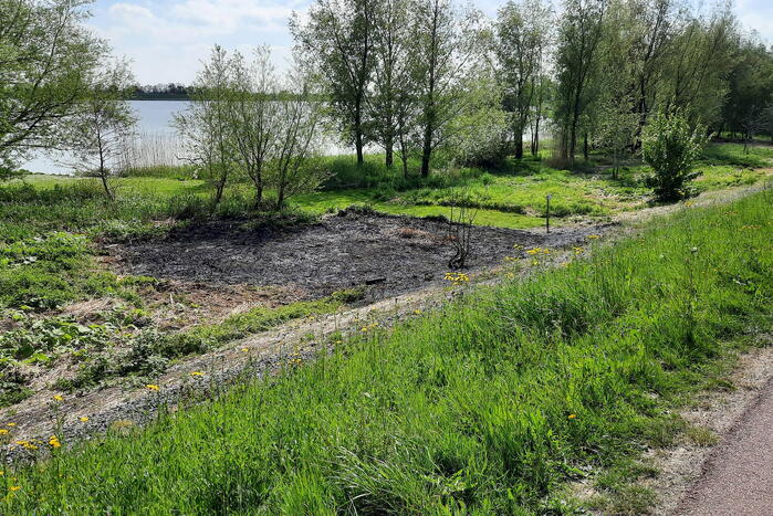 Stuk gras vlam gevat naast autoweg