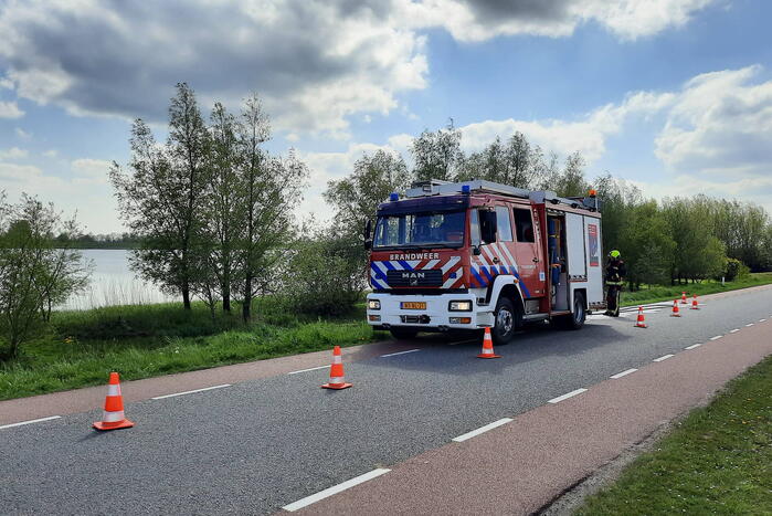 Stuk gras vlam gevat naast autoweg