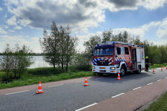 Stuk gras vlam gevat naast autoweg