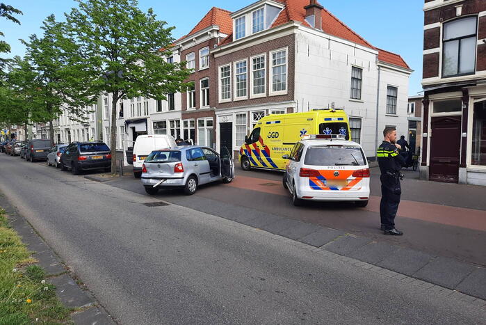 Twee personenauto's botsen op elkaar