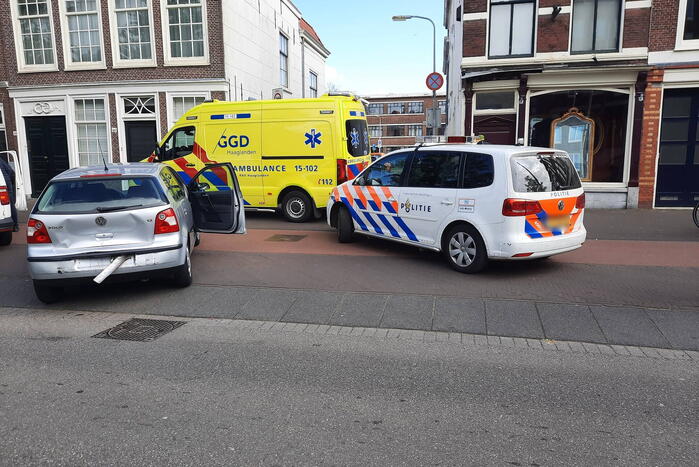 Twee personenauto's botsen op elkaar