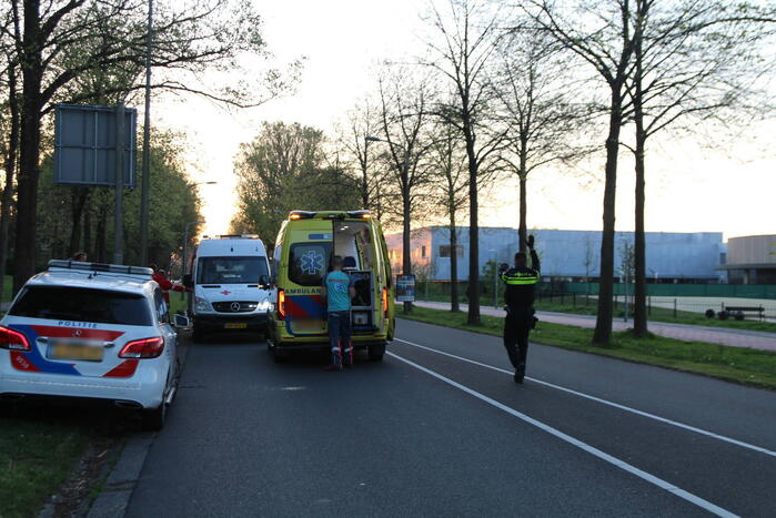 Fietser botst op boom en raakt gewond