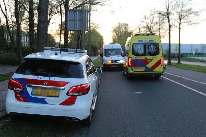 Fietser botst op boom en raakt gewond