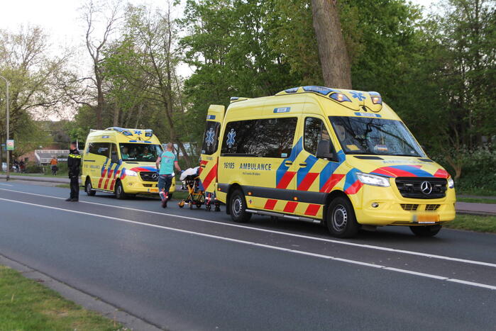 Fietser botst op boom en raakt gewond