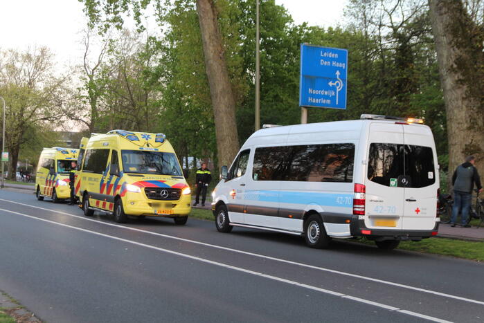 Fietser botst op boom en raakt gewond