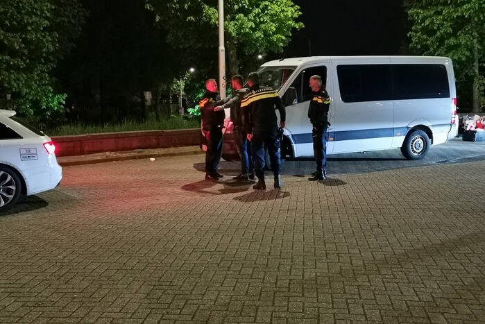 Bestelbus met buitenlanders van de weg gehaald